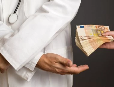 Γιατρός απαίτησε «φακελάκι» 600 ευρώ για να χειρουργήσει ασθενή